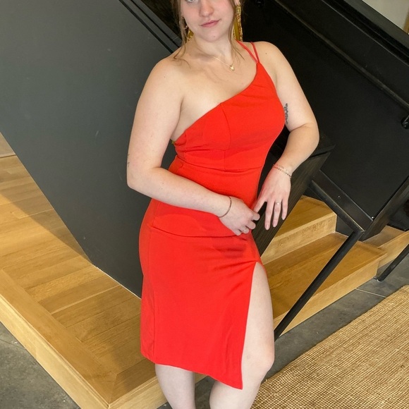 Elegant One-Shoulder Red Dress - Picture 7 of 7